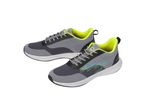 Scarpe da ginnastica grigie e gialle fluo.