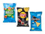 Tre poser chips: en blå pose med majssnacks med nachosmag, en sort pose med kartoffelchips med tomatsmag og en blå pose med tortillachips med cool amerikansk smag.
