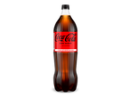Fles cola zero sugar met rode etiket en de tekst 'FAMILIEVERPAKKING' op een zwarte achtergrond.
