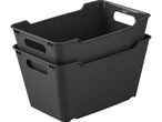 Due contenitori di plastica neri impilati.