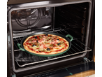 Assadeira de pizza de ferro fundido SILVERCREST no forno