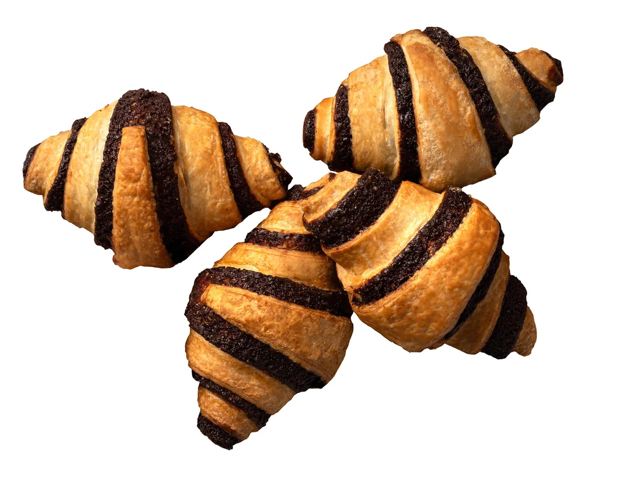 Négy csokoládés croissant, felülről nézve, fehér háttér előtt.