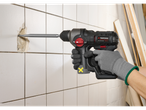 Martello perforatore Parkside Performance® in azione, rimuovendo piastrelle.