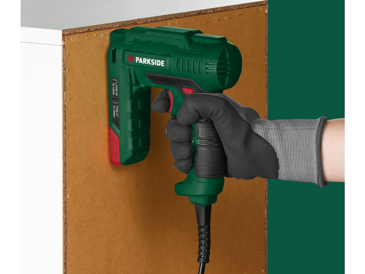 Capsator electric PARKSIDE utilizat pentru fixarea panoului din spate al unei piese de mobilier.