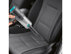 Pessoa a limpar um assento de carro com um aspirador de mão.