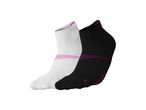 Un paio di calzini sportivi, uno bianco e uno nero, con dettagli fucsia.