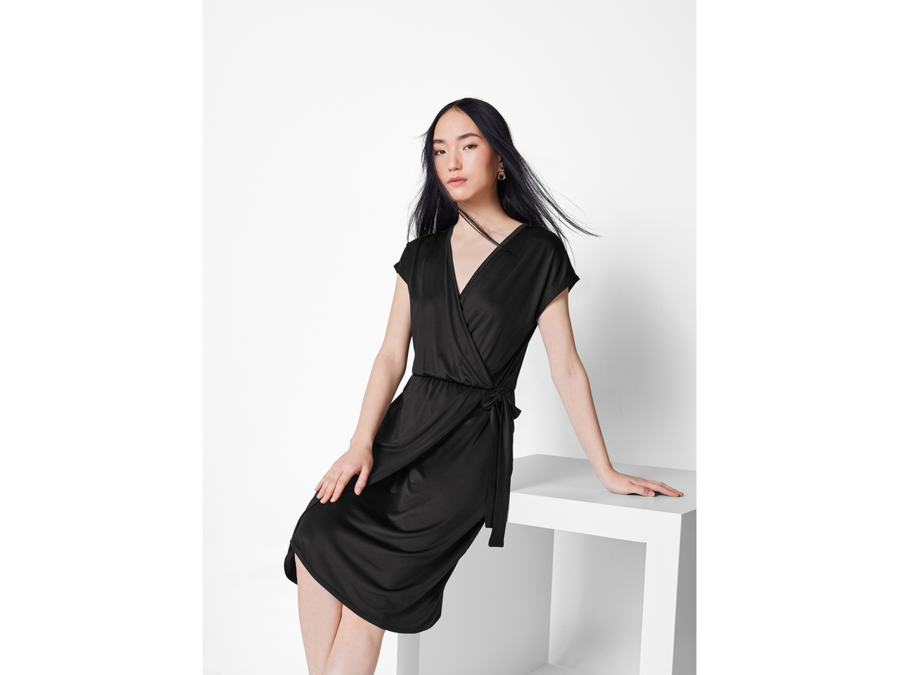 Model cu o rochie neagră.