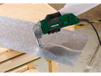Cisaille à métaux Parkside PMK 550 C2 coupant une tôle.