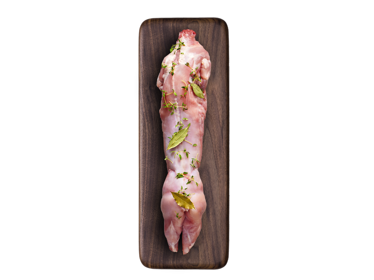 Šviežias triušis ant medinės lentos, žolelės.