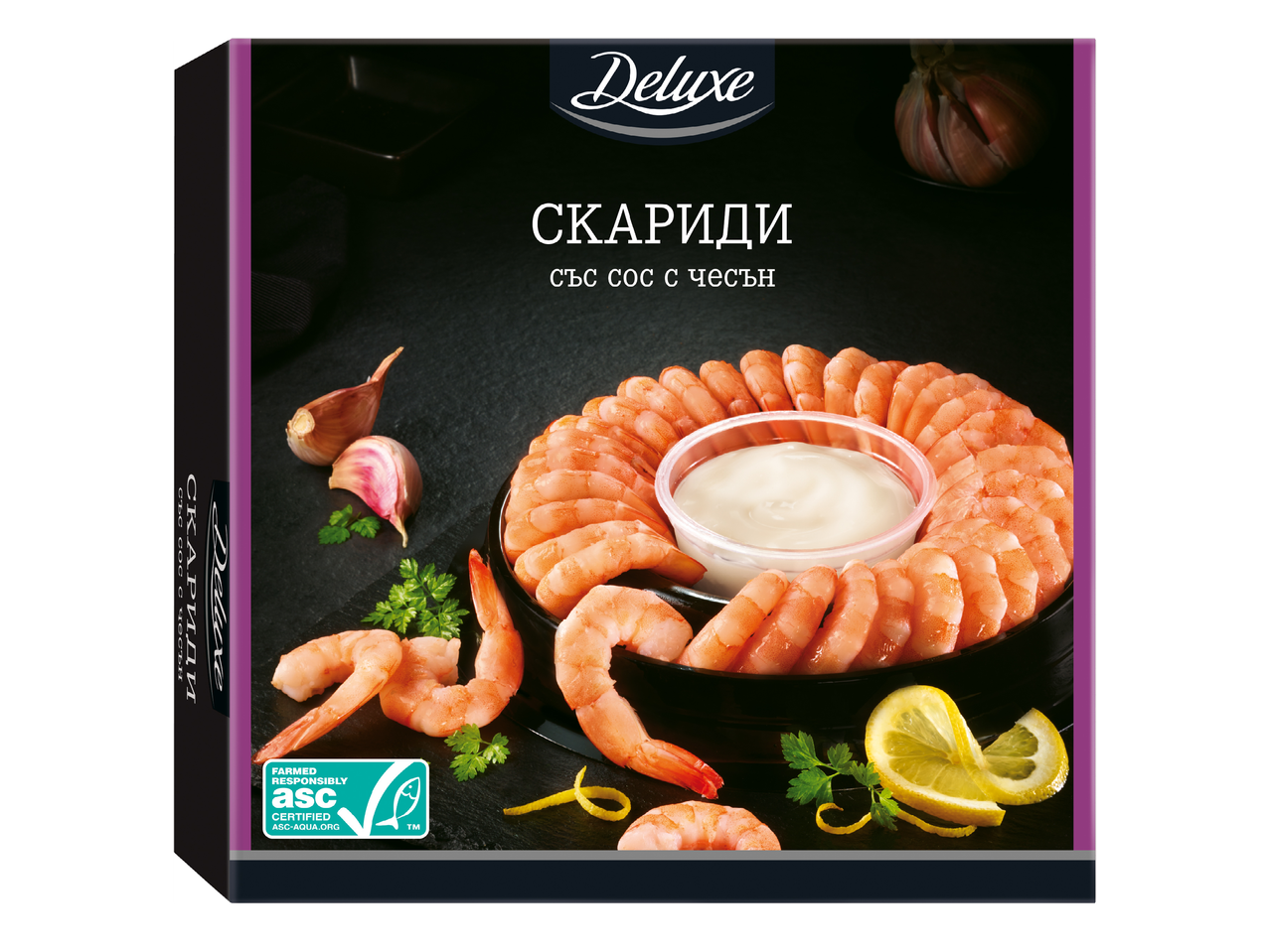 Скариди със сос от чесън, гарнирани с магданоз и лимон.