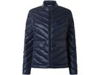Piumino trapuntato blu scuro con cerniera e tasche frontali.