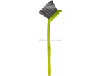 Escova verde com cerdas cinzas para limpeza.