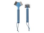 Deux brosses de nettoyage bleues avec des manches