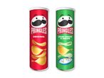 To Pringles dåser med original og sour cream & onion chips.