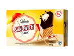 Doos met 8 vanille-ijssandwiches met chocoladeglazuur, gepresenteerd op een strandstoel onder een parasol.
