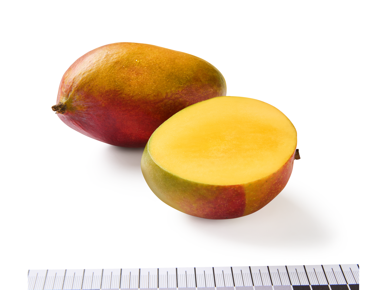 Mango copt, unul întreg și unul feliat.