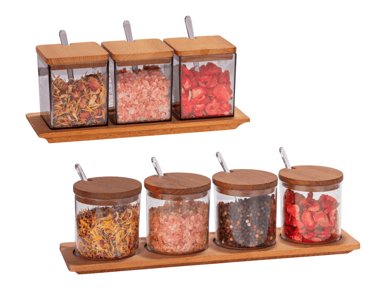 Maustepurkit puualustalla, täynnä kuivattuja kukkia, suolaa, pippuria ja mansikoita.