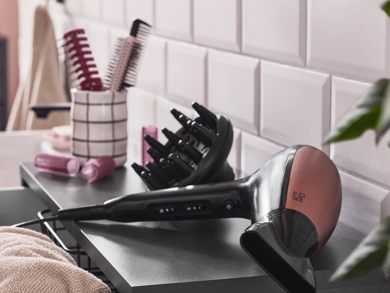 Asciugacapelli Cien Beauty con diffusore e spazzole su un ripiano del bagno.