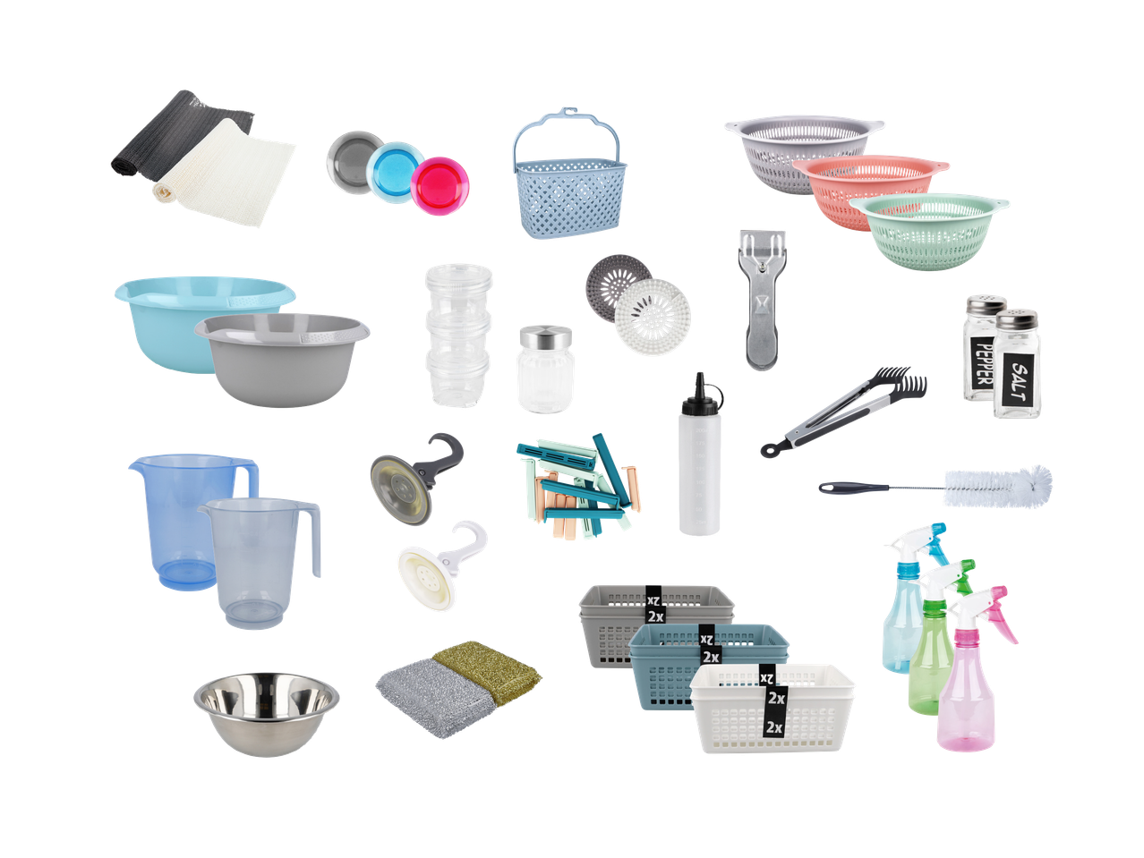 Razni kuhinjski i kućanski pribor, uključujući posude, cjedila, boce s raspršivačem i spužve.