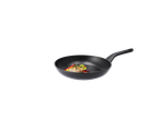 Tigaie neagră cu pește și legume.