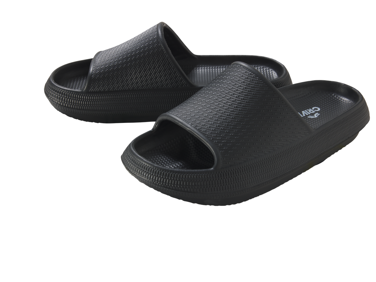 O pereche de papuci Crocs negri pe un fundal negru.