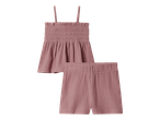 Dvodijelni set za djevojčice od ružičastog muslina: top na naramenice i kratke hlače.