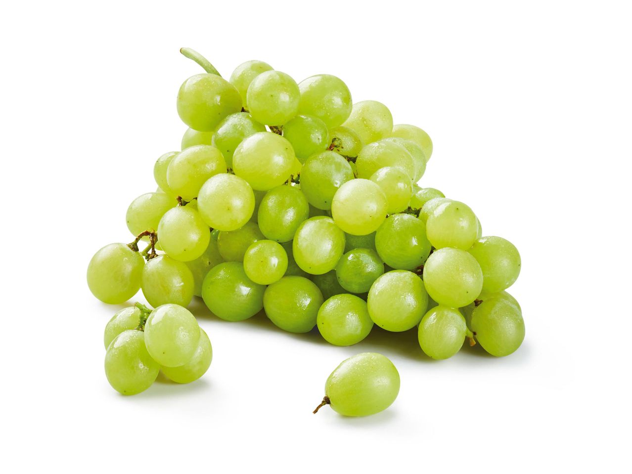 Egy halom friss, zöld szőlő fehér háttér előtt.
