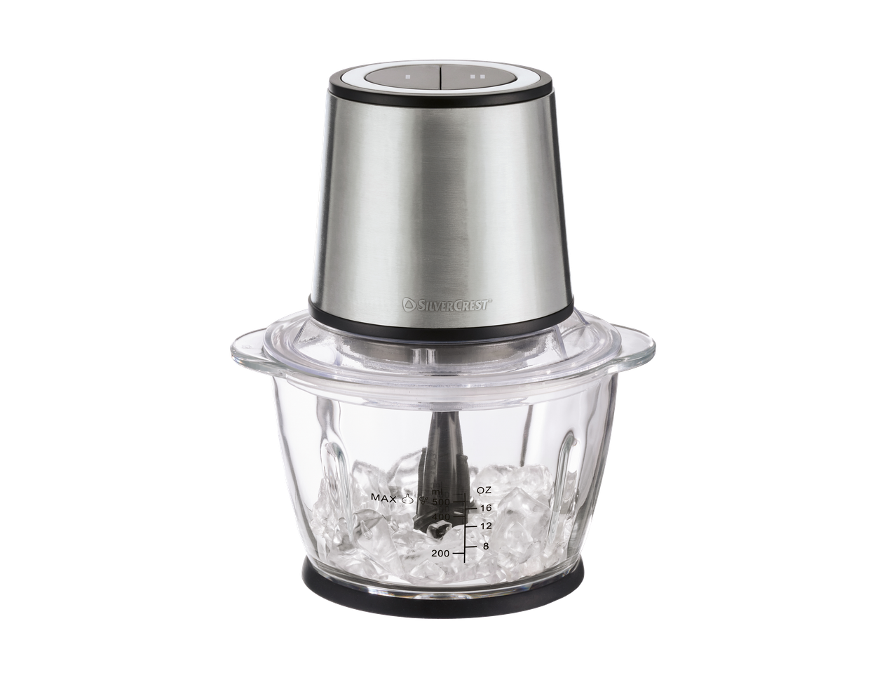 Elektriskais smalcinātājs ar stikla bļodu, piepildītu ar ledus gabaliņiem, uz melna fona.