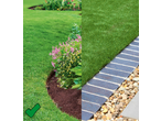 Comparație între gazon natural și gazon artificial cu bordură de cărămidă.