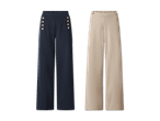Zwei weite Hosen: eine dunkelblaue mit goldenen Knöpfen und eine beige.