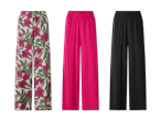 Drei weite Hosen: eine mit pinkem Blumenmuster, eine pinkfarbene und eine schwarze.