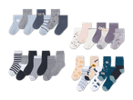 Vier Sets mit Kindersocken in verschiedenen Farben und Mustern.