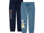 Två par Paw Patrol-joggingbyxor för barn, en mörkblå med Chase-tryck och en ljusblå med Chase och Rubble.