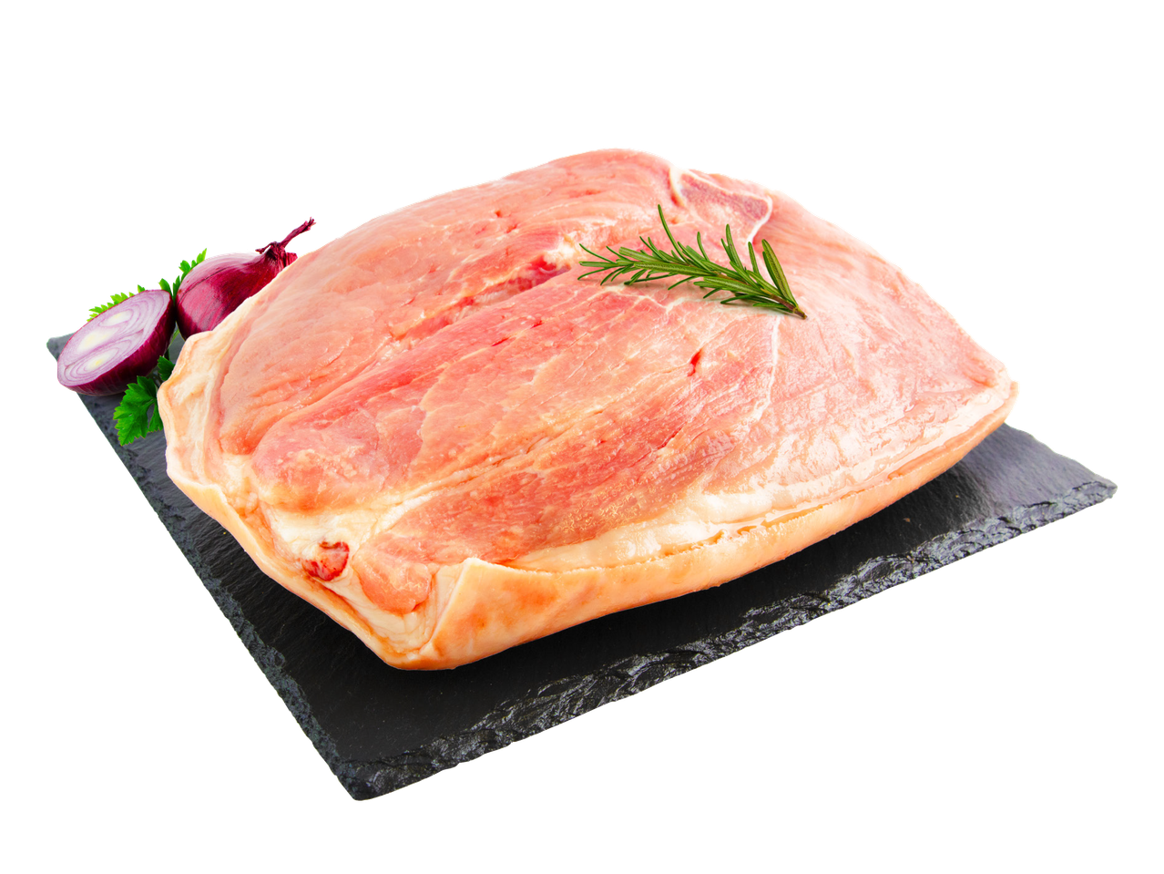 Sveža svinjska plećka sa ruzmarinom, crvenim lukom i peršunom na crnoj ploči.