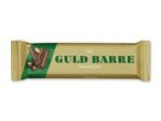 Guldbarre med hasselnødder i en gylden indpakning med grønne striber og chokoladebilleder.