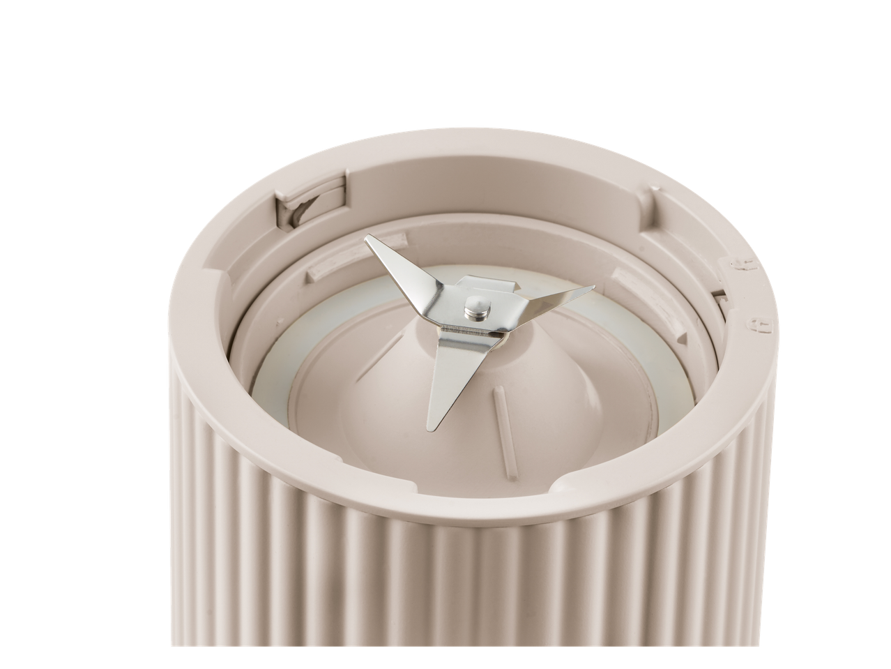 Blender cu lame din oțel inoxidabil și carcasă striată.