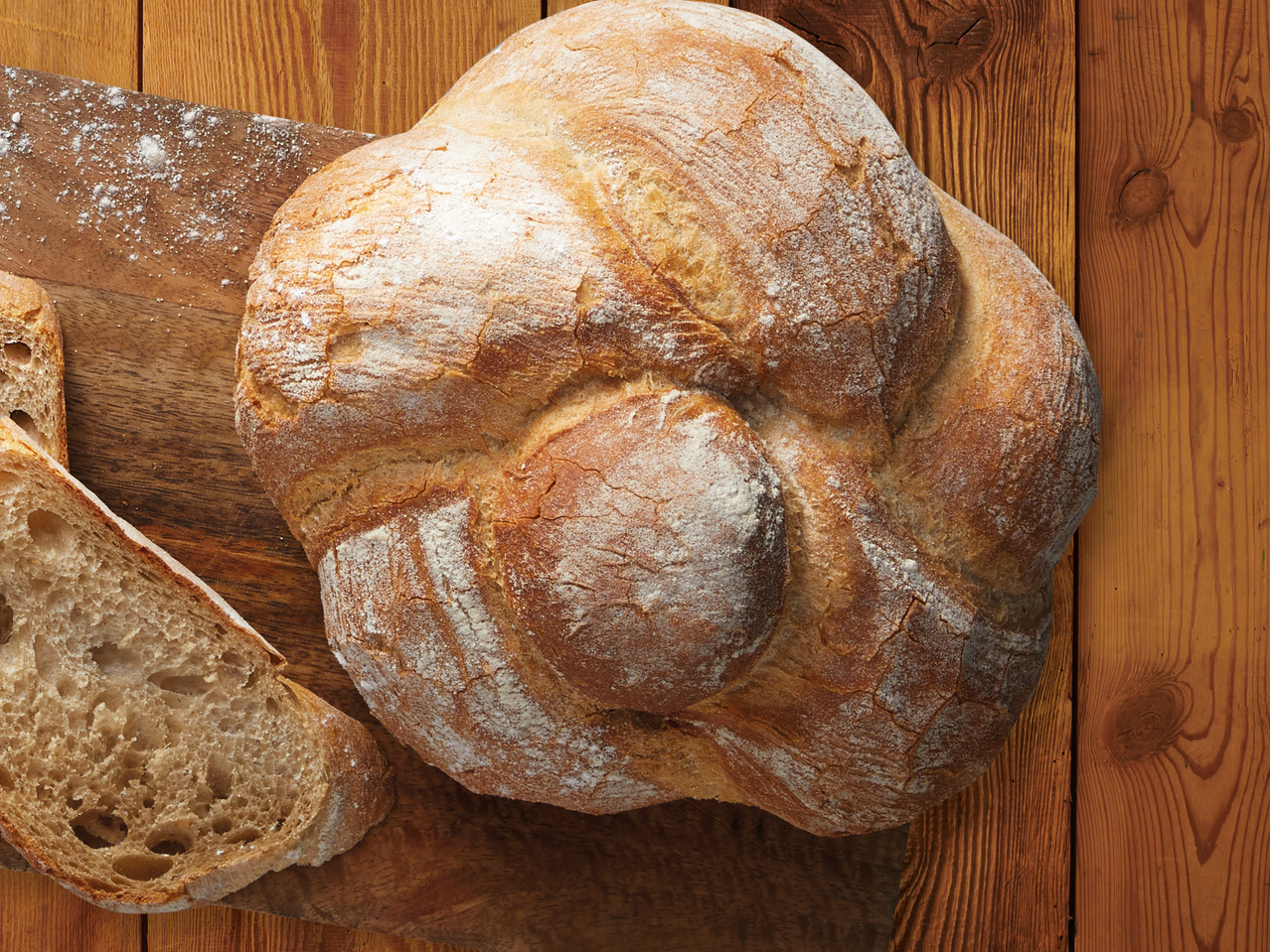 Ръчен хляб върху дървена дъска.
