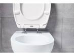 LIVARNO home Toalettsits: Capac de toaletă alb cu capac deschis pe o toaletă.