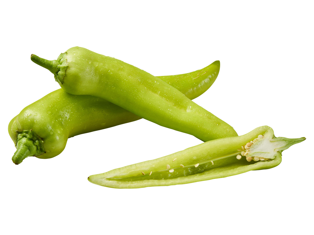 Két egész és egy félbevágott zöld hegyes erős paprika fehér háttér előtt.