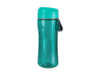 Türkisfarbene Sistema Trinkflasche auf schwarzem Hintergrund.