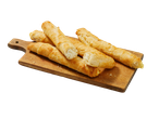 Burek de queijo numa tábua de madeira