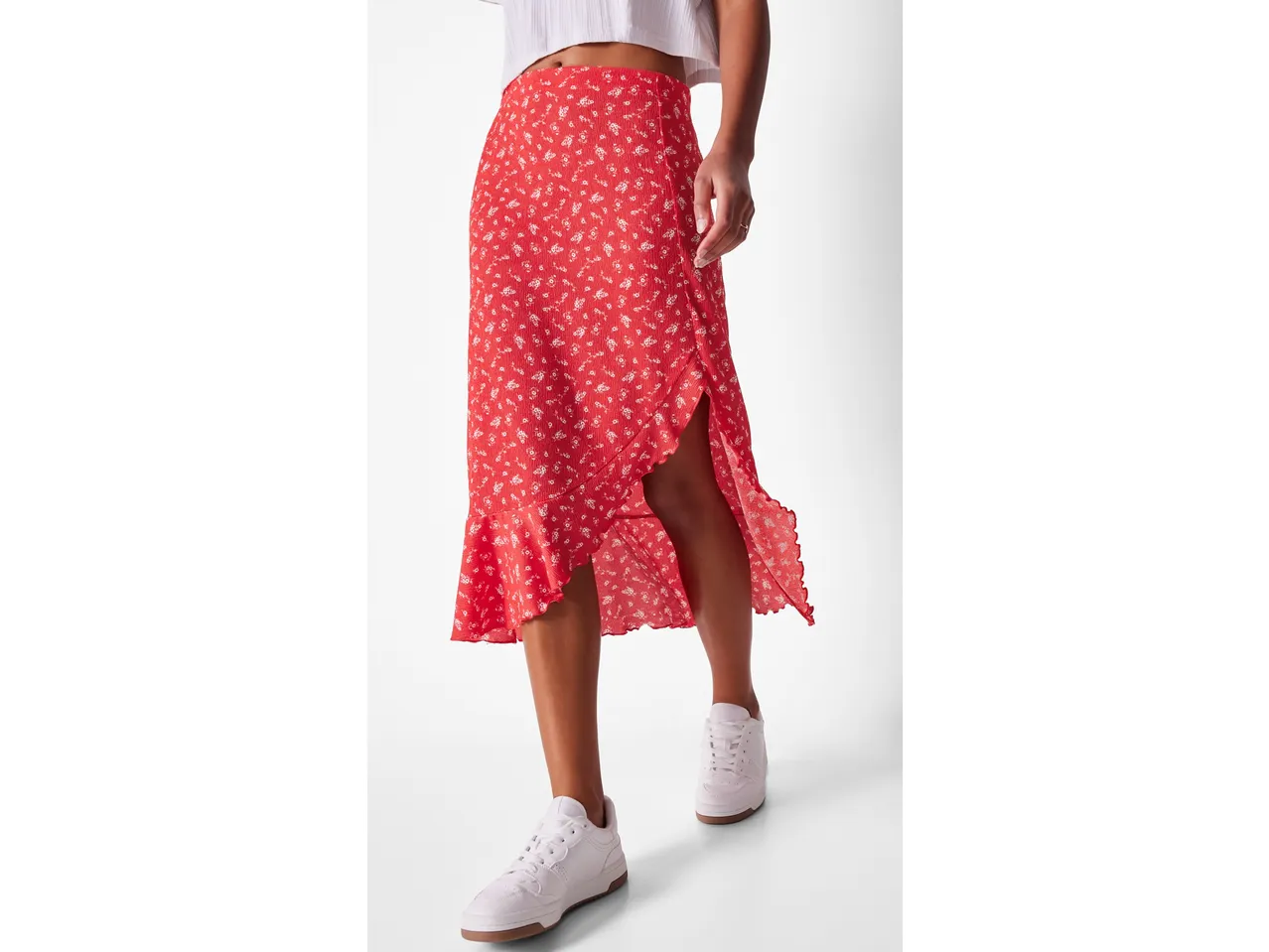 Fustă midi roșie cu imprimeu floral și adidași albi.