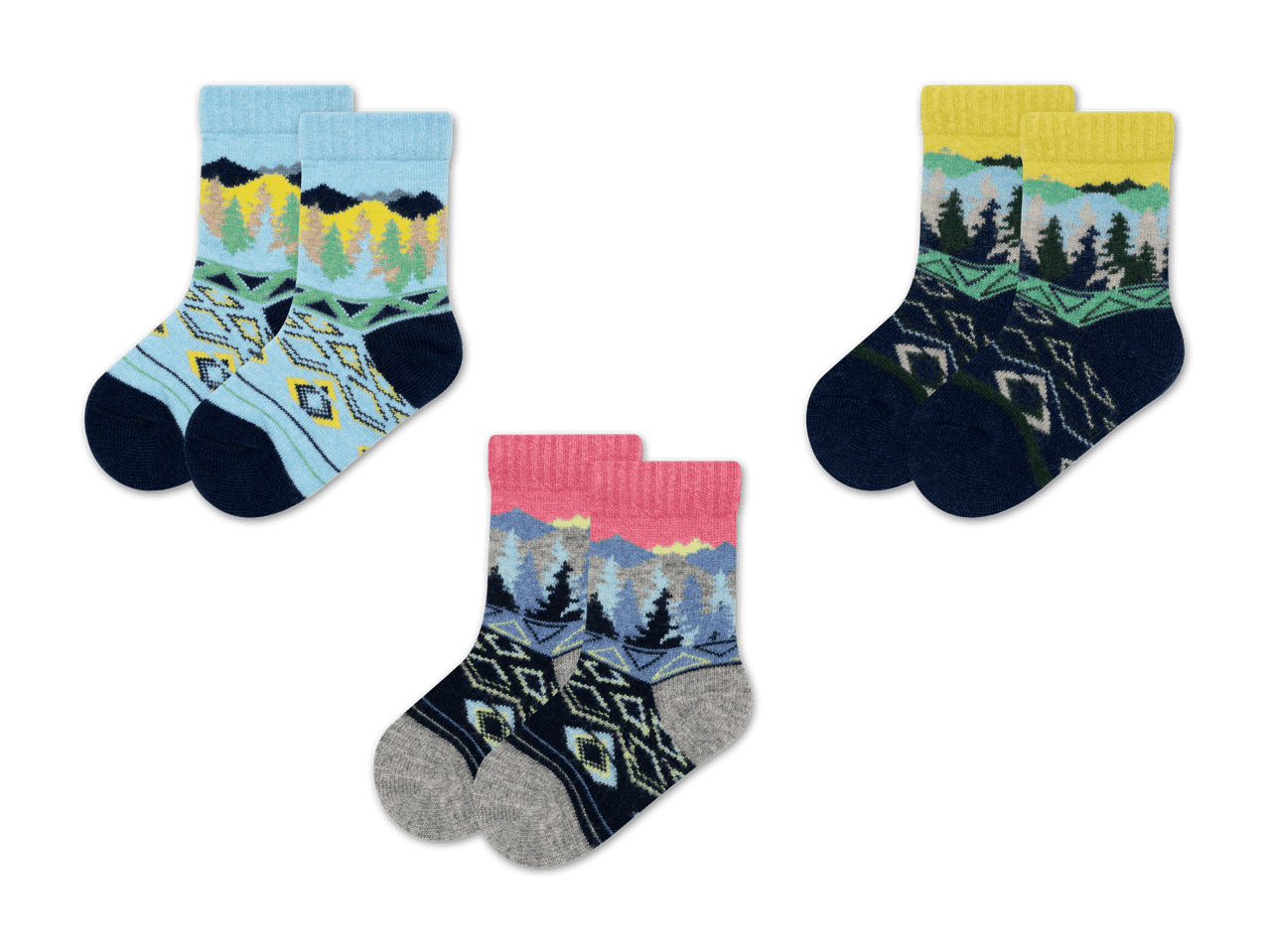 Drei Paar Socken mit Waldmotiv in Blau, Gelb und Rosa.