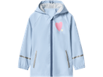 Gaiši zila bērnu lietus jaka ar kapuci un rozā sirdi.