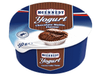 Csokoládés muffin ízű joghurt kék-barna pohárban.