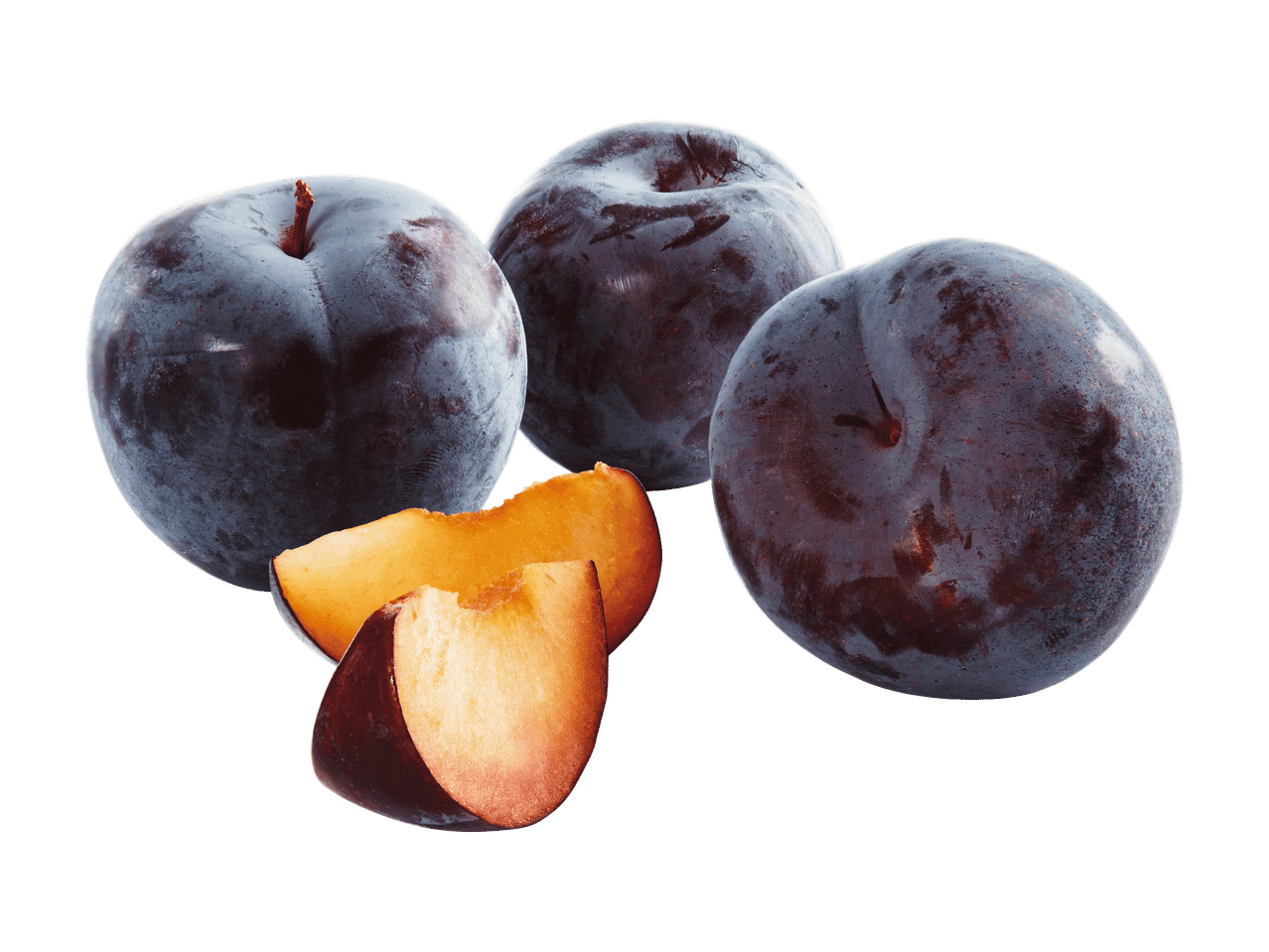 Drei ganze lila Pflaumen und zwei Pflaumenspalten auf schwarzem Hintergrund.