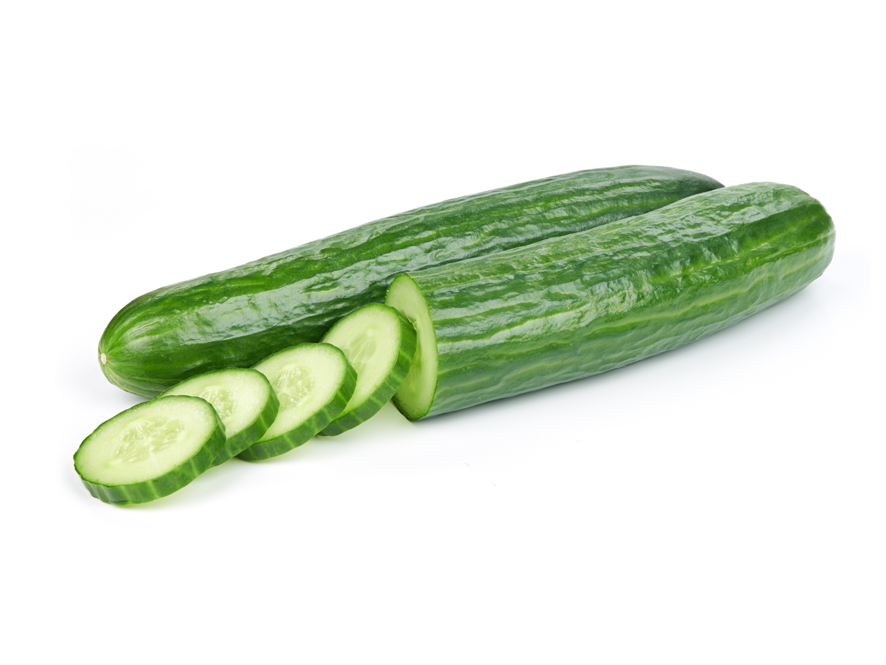 Kaks värsket kurki, millest üks on viilutatud, valgel taustal.