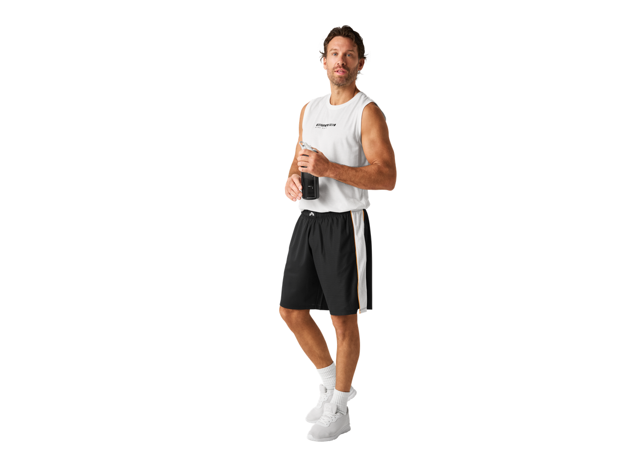 Bărbat cu tricou alb sportiv și pantaloni scurți negri ținând o sticlă cu apă.
