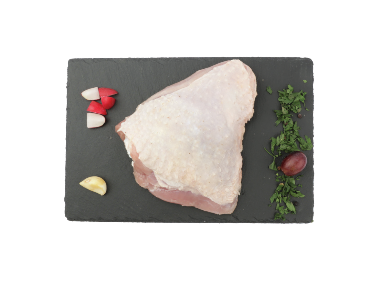 Sveže pileće meso sa začinima na crnoj ploči