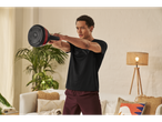 Un bărbat face exerciții cu o ganteră Bowflex SelectTech în sufragerie.